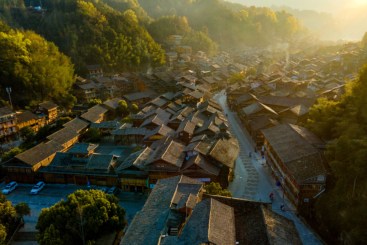 2025年3月19日，黔东南苗族侗族自治州黎平县肇兴侗寨晨景。