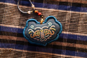 水族马尾绣手工艺品。