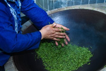 炒茶。