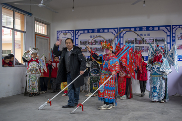 杨秀举在小学侗戏班教授指导