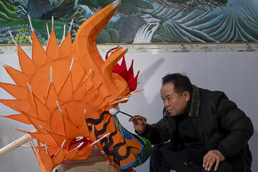 《州级非物质文化遗产项目传承人陶柄均画龙头》.jpg