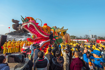 “点之即飞去”，巡游前大龙点睛.jpg