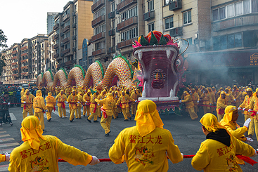 大龙口喷水雾送祝福，泼撒瑞气祥和.jpg