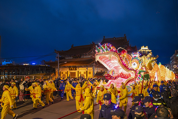 大龙夜游经过玉佛寺.jpg