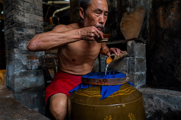 老师傅在品蒸馏出的酒的度数。