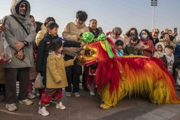 Z38030-1-277263-139****2368-2025年1月18日拍摄于保定市爱情广场。狮子与观众互动.jpg