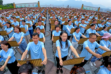每当端午节之际，屈原的故乡秭归屈原祠前，总会举行一场盛大的祭祀活动。这一天，屈原的后裔们无论身处何方，都会不远万里，纷纷赶回这里，以表达对这位伟大爱国诗人的敬仰与缅怀之情。他们虔诚地参加祭拜活动，共同回顾屈原的生平事迹，感怀其忧国忧民的崇高精神，以此传承和弘扬屈原文化。.jpg