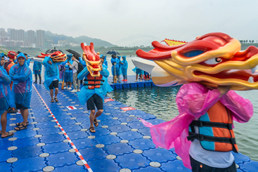 在屈原龙舟赛拉开序幕之际，一场庄重而神圣的装龙头仪式总会如期举行。这一传统仪式，不仅是对古代龙舟竞渡文化的传承，更是对屈原精神的一种敬仰与缅怀。同时也借此仪式，祈愿比赛平安顺利。图中各代表扛着各自龙舟的龙首走向自己龙舟。.jpg