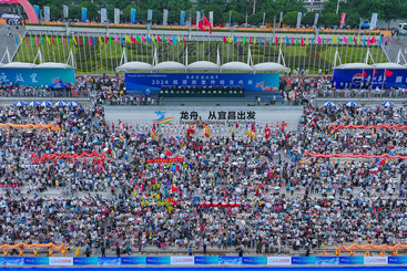 2024 屈原龙舟赛现场观众们站在岸边，热情高涨，欢呼声、加油声响成一片。他们为自己支持的队伍呐喊助威，感受着比赛的紧张与刺激。