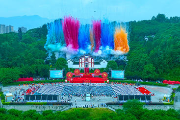 在湖北宜昌的屈原故里，每逢端午节，一场盛大的龙舟大赛便在三峡大坝前的木鱼岛激情上演。这不仅是一场速度与力量的较量，更是对伟大诗人屈原的深切缅怀和对传统文化的崇高敬意。