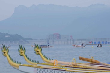 宜昌，这座因三峡大坝而闻名于世的城市，正以龙舟赛为契机，向世界展示其独特的魅力和深厚的文化底蕴。通过举办这样的大赛，吸引了来自世界各地的游客和选手，促进了文化的交流与融合。同时，也激发了当地人民对传统文化的热爱和保护意识，让这一古老的传统在现代社会中焕发出新的生机与活力。