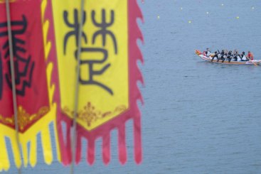 透过楚旗观龙舟赛，仿佛让人穿越时空！