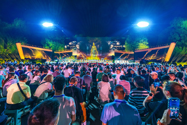 图中是2024年6月7日，一年一度的祭祀屈原的非遗项目系列祭祀活动晚会现场。