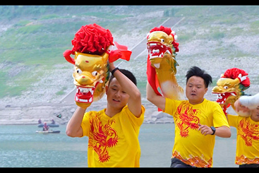龙舟赛前，每个龙舟的龙头在仪式点睛后，各队的代表必须在第一时间内安上龙头，所以在安龙头的路上，各龙舟的代表也会争分夺秒的进行赛跑，成为龙舟赛前的热身项目。