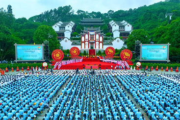 端午节屈原故里会举行多场的祭祀活动，一般祭祀活动在屈原祠前完成后才能举行龙舟赛活动