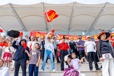 站在赛场上，会让每一位现场观众热血沸腾感受那份激情与震撼。每一艘龙舟都承载着团队的荣誉与梦想，每一位选手都在全力以赴地拼搏。这不仅仅是一场比赛，更是对团结、协作、奋进精神的完美诠释，也是对屈原爱国情怀的致敬与传承。