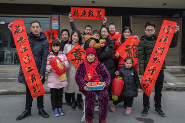 Z38227-1-277263-139****0426-（27）新年全家福2019.2.3，荆州市弥市镇，姚先生在外工作的子女们都回家过春节了，这一年一次的大团聚，必须照一张全家福，这可是四代同堂啊！一年的等待，漫长的回家路，今天终于团圆。.jpg