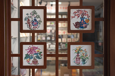 《商店里的剪纸陈列品》，摄影：王满权，电话：138****3311，2025年3月4日拍摄于蔚县南张庄村剪纸候剪纸演艺体验中心