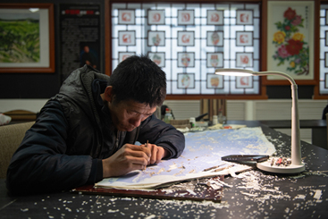 《刻制作品》，摄影：王满权，电话：138****3311，2025年3月4日拍摄于蔚县南张庄村剪纸候剪纸演艺体验中心