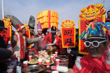 村民们为灯官准备了各种食物