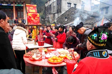 《民俗巡游闹新春》