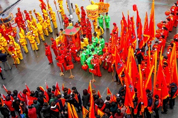 《民俗巡游闹新春》