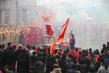 《民俗巡游闹新春》