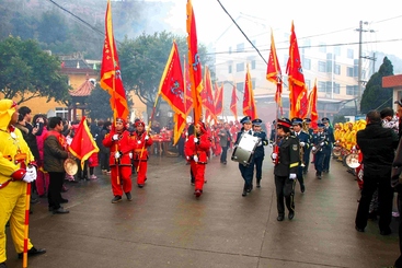 《民俗巡游闹新春》
