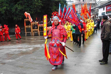 《民俗巡游闹新春》