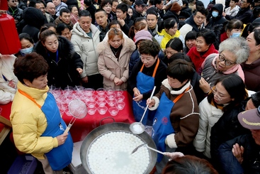 活动现场，志愿者们正在为大家煮汤圆，免费赠送。