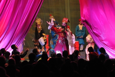 Z38274-9-277263-139****6853-5、开演前祈福仪式，村民争先恐后接福.jpg