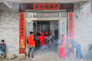 Z38276-4-277263-183****3972-《傩神到》组照4张+江西省南丰县白舍镇上甘村傩神上门入户跳傩驱邪祝福欢度非遗春节。 （2）.jpg
