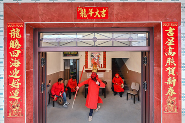 Z38276-4-277263-183****3972-《傩神到》组照4张+江西省南丰县白舍镇上甘村傩神上门入户跳傩驱邪祝福欢度非遗春节。 （3）.jpg