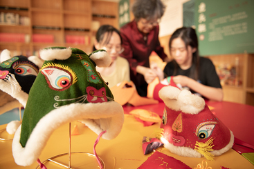 传授虎头帽、虎头鞋的制作手艺