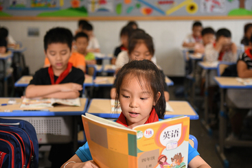 小学员在校上文化课
