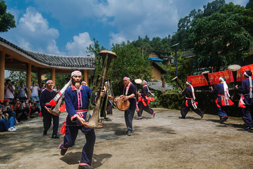 3.黄泥鼓舞迎游客。.jpg