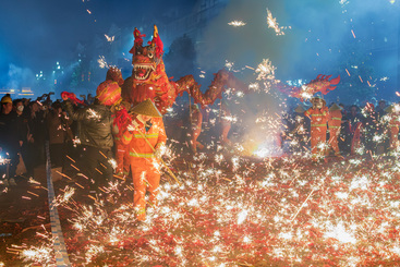4.一时间，铁花，鞭炮洒向龙身，场面非常热闹。.jpg