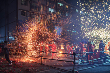 1.随着夜色降临，第一板铁水打向天空。.jpg