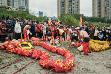 3，准备下江舞龙，更换游泳衣及救身衣。.jpg
