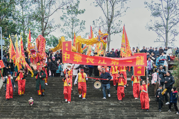 1，舞龙队游街后来到下水地点，拍一张集体照。.jpg