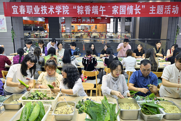 Z38298-3-277263-132****6616-《言传身教》组照6张+江西省宜春职业技术学校少数民族学生端午节习俗实践活动。 （2）.jpg