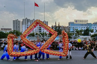 Z38298-4-277263-132****6616-《舞龙小子》组照6张+江西省宜春市“千龙祈福 万象更新”新春舞龙大赛暨巡游展演。 （6）.jpg
