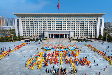 Z38298-7-277263-132****6616-《千龙祈福》组照4张+江西省宜春市“千龙祈福 万象更新”欢庆非遗春节舞龙暨巡游展演，为市民献上丰富多彩的节日“盛宴”。 （4）.jpg