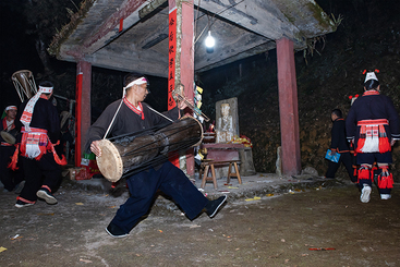 Z38341-1-277263-181****2137-5、盘王节是瑶族最重大神圣的活动。盘王庙前跳盘王，也是盘王节最关键的环节。分为打入堂鼓、打一更、二更、三更、五更，以及退堂鼓。每个环节都是在1名师公的引领下，1名鼓手敲打着母鼓，带领着4支公鼓，与两位歌娘，逆时针方向，围饶着盘王庙跳九圈。每个环节中间，师公都要分别念诵经文一、两个小时，持续一个通宵。（摄于2023年11月25日）。.jpg