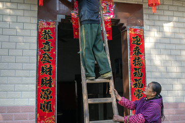 Z38342-20-277263-137****6622-《步步高》组照4张+2025年除夕，江西省宜春市各地市民喜贴春联迎非遗传统春节。 （3）.jpg