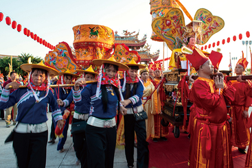 Z38360-4-277263-135****8881-2，《碧海潮音中   妈祖庙前祭礼长》（组照）   组照之二：神像巡游      摄影：朱建辉     电话：135****8881  拷贝.jpg