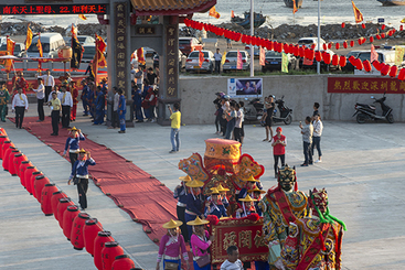 Z38360-4-277263-135****8881-3，《碧海潮音中   妈祖庙前祭礼长》（组照）   组照之三： 祖庙迎驾      摄影：朱建辉     电话：135****8881. 拷贝.jpg