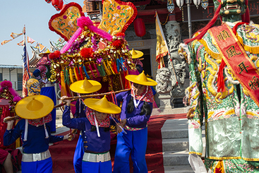 Z38360-4-277263-135****8881-4，《碧海潮音中   妈祖庙前祭礼长》（组照）   组照之四：祭典启福      摄影：朱建辉     电话：135****8881.  拷贝.jpg