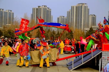 Z38386-4-277263-135****2662-《运河龙春过新年-组1》春节民俗-2024-02-14北京通州大运河龙春游园会，市非遗枣林庄小车会欢喜演绎过桥。上桥了。.JPG