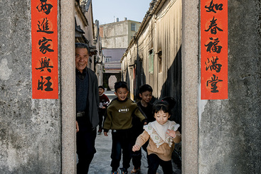 村民欢天喜地去迎神.jpg